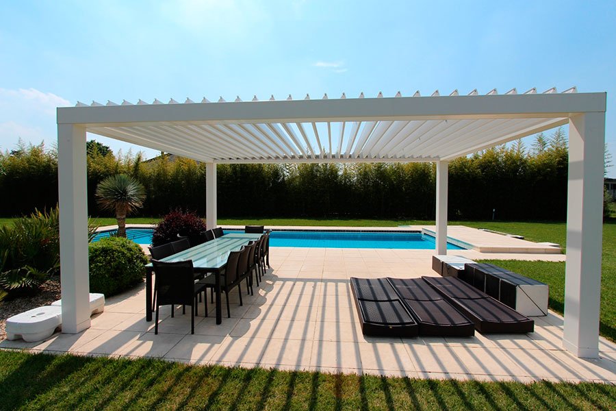 bioclimatica per villa con piscina