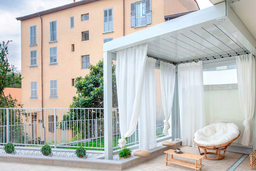 Pergola Bioclimatica chiusa o addossata  con tende laterali